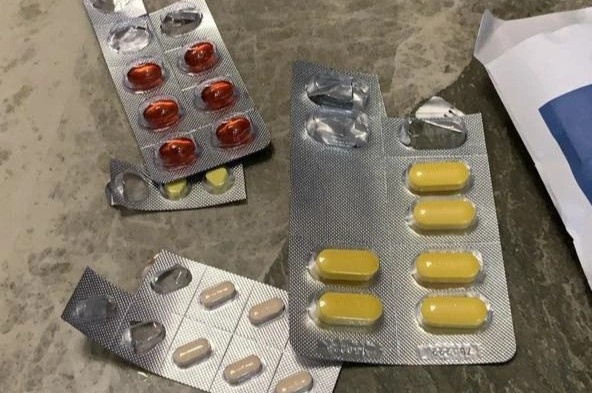 tu y mua thuoc sot anh 1