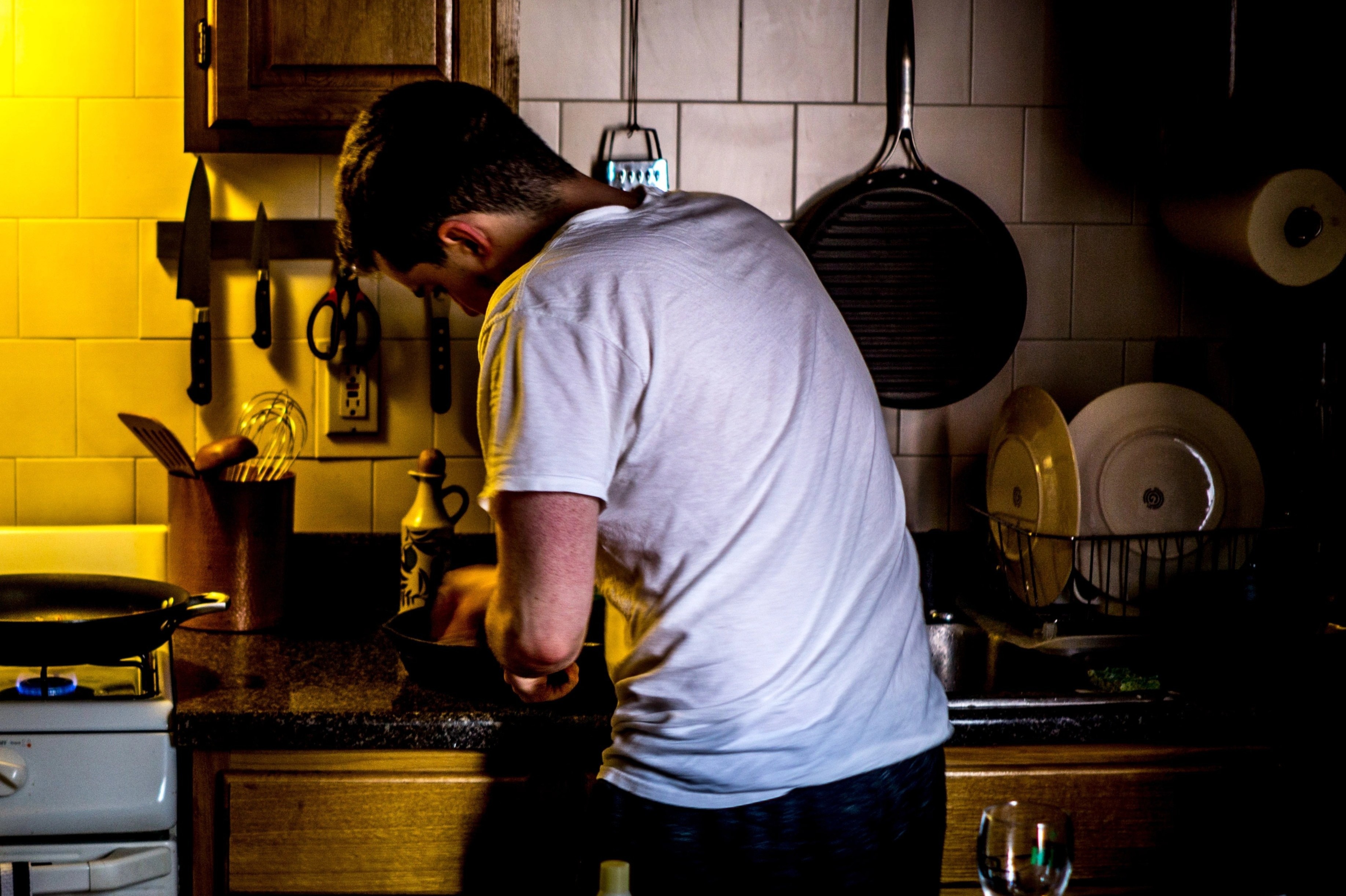 Bua com 50.000 dong ‘no va du’ cua nam thanh nien song mot minh hinh anh