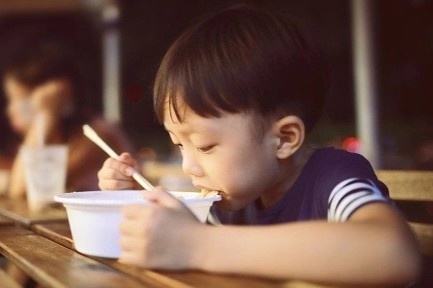 Be trai 5 tuoi bi 'bo quen' mau go trong co hinh anh