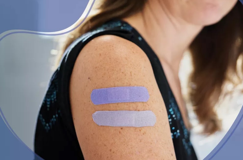 Co nen tiem vaccine cum va mui nhac lai Covid-19 o 2 canh tay? hinh anh