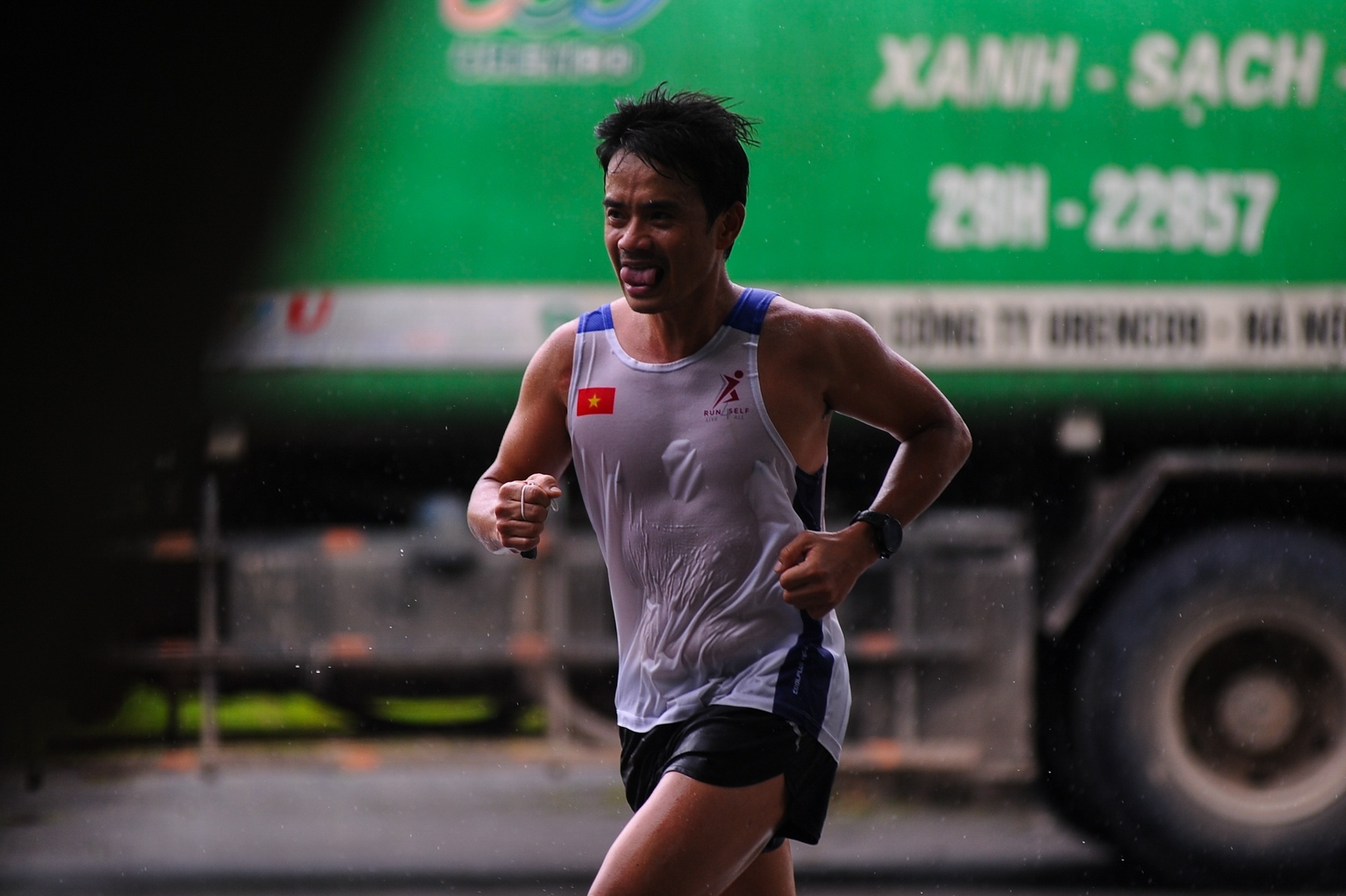 Cuoi tuan, dan van phong day tu 2h sang de chay marathon hinh anh