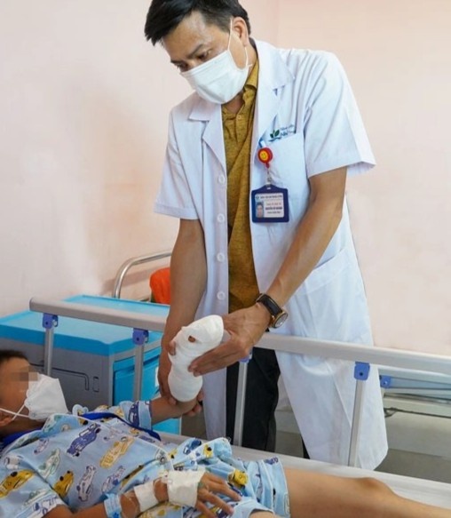 trẻ đứt lìa ngón tay ảnh 1 tre dut lia ngon tay anh 1