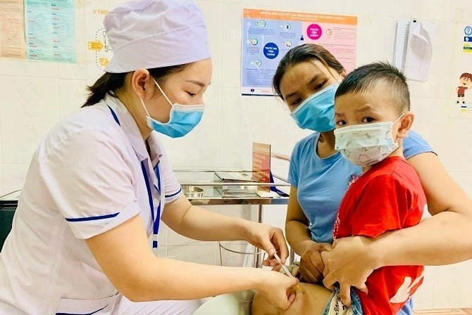 Ha Noi tiem vaccine bai liet mui 2 cho tre duoi mot tuoi hinh anh
