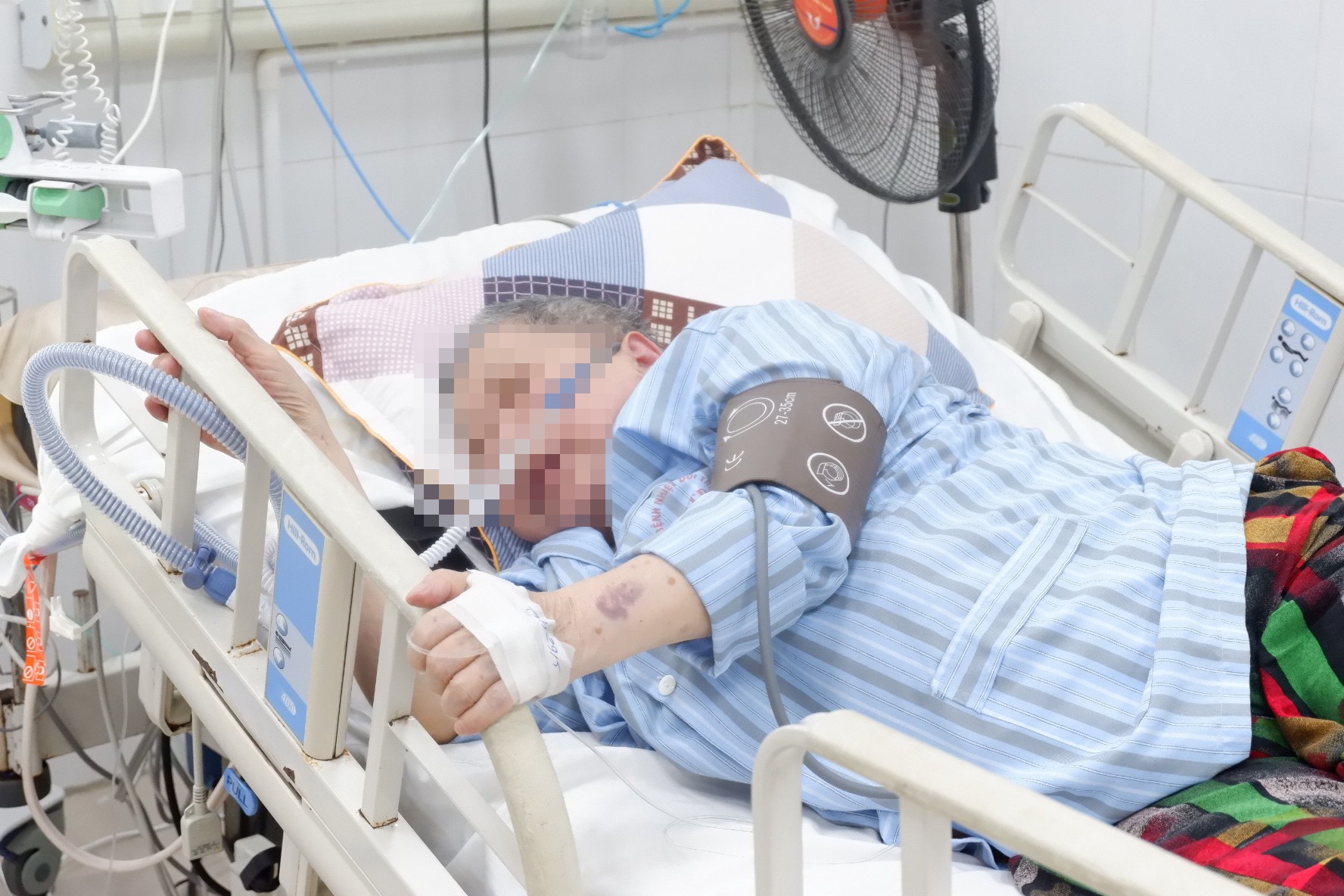 Trung binh 30-40 ca Covid-19 nhap vien moi ngay tai Ha Noi hinh anh