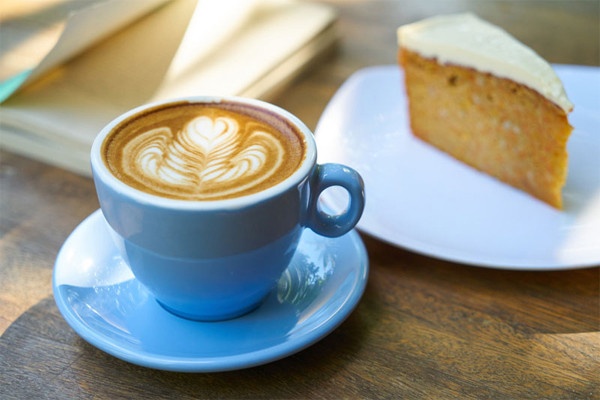 Ly do khong nen uong ca phe ngay khi moi ngu day hinh anh