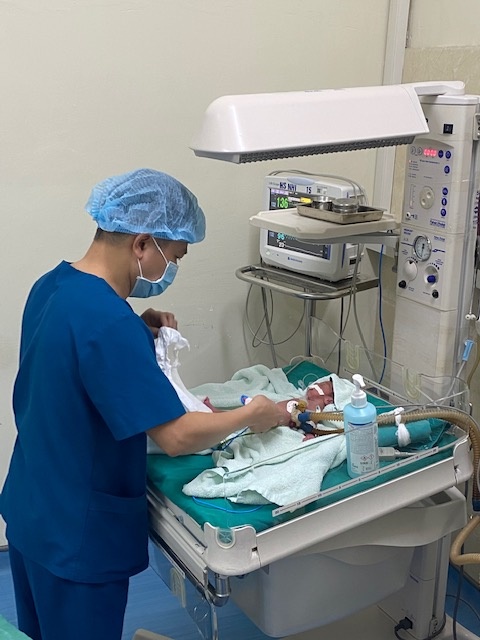 trẻ sơ sinh mổ tim ảnh 1 tre so sinh mo tim anh 1