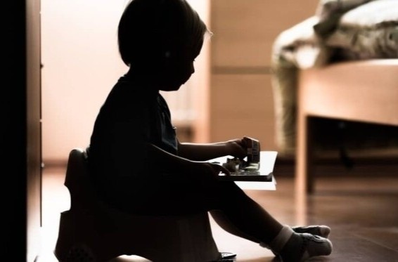 Phuong phap cham soc tre tieu chay cap tai nha hinh anh