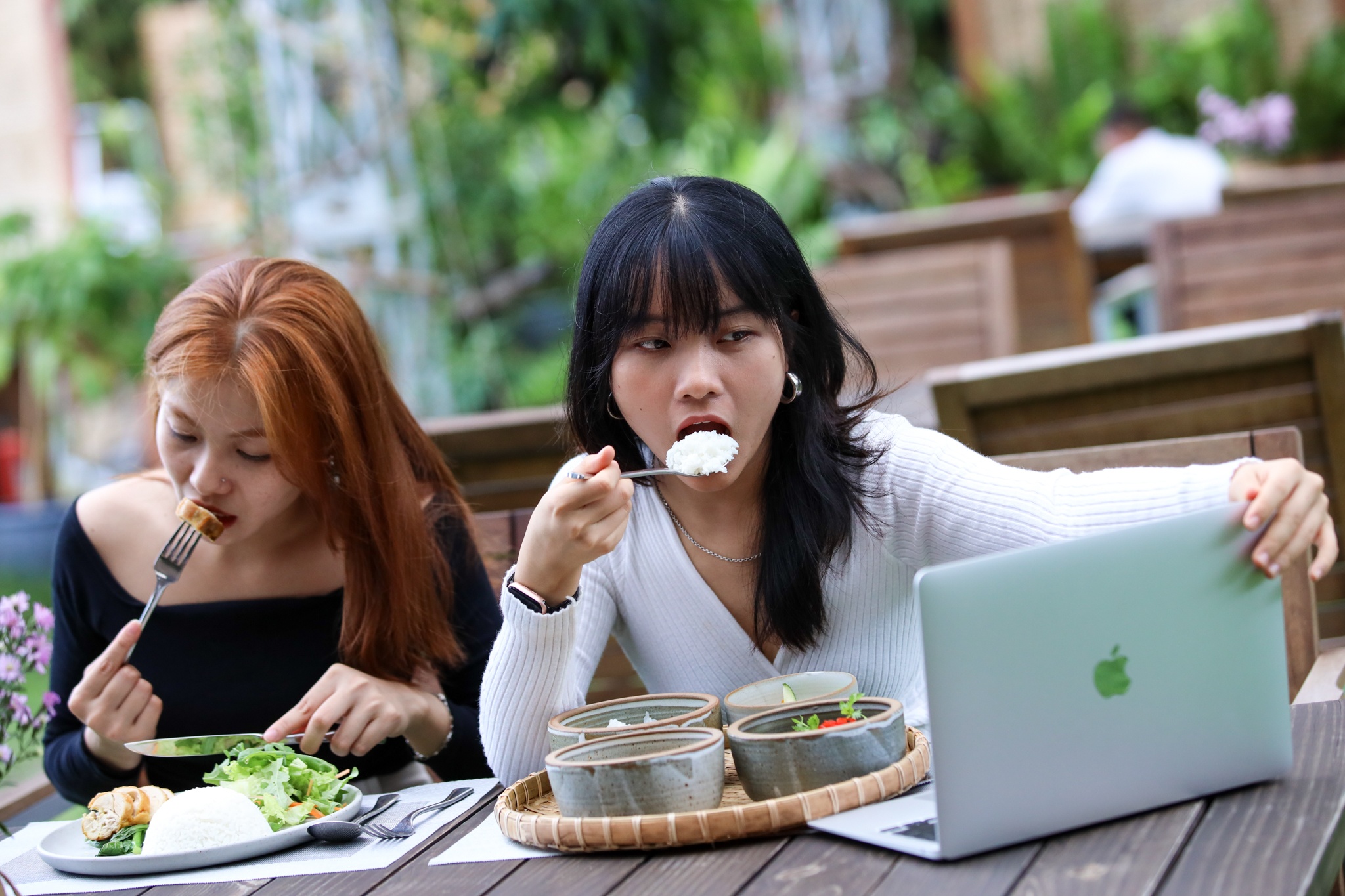 Dan van phong an com tu nau de giam can hinh anh