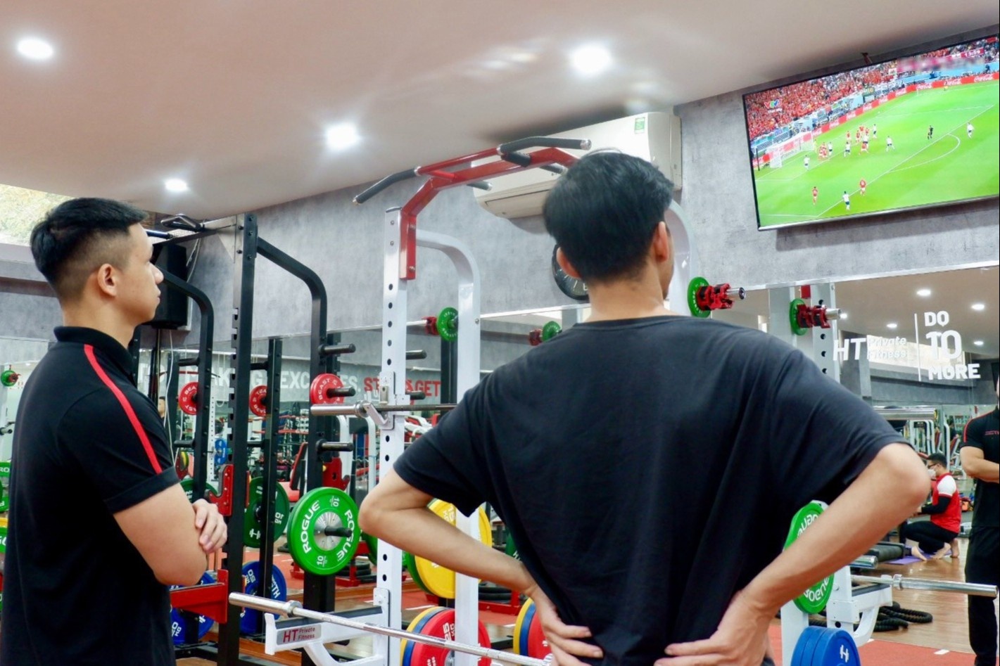 Tranh thu xem World Cup luc tap gym, an toi hinh anh