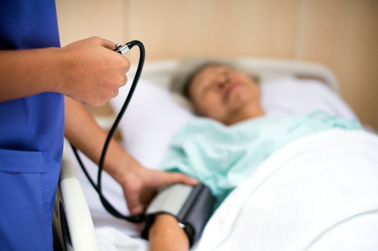 Nguoi phu nu hoi phuc chi trong 5 ngay sau mo ung thu da day hinh anh