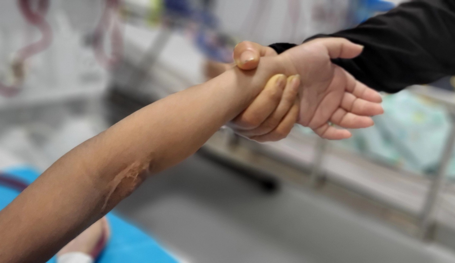 Nhung dua tre trong phong chay than hinh anh