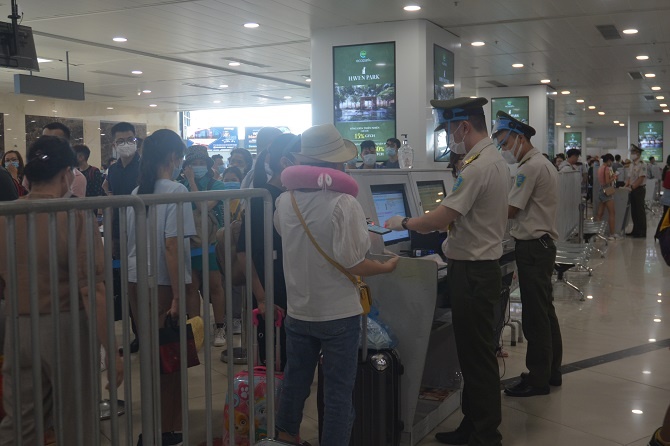 Ha Noi day manh kiem dich y te tai cua khau Noi Bai hinh anh