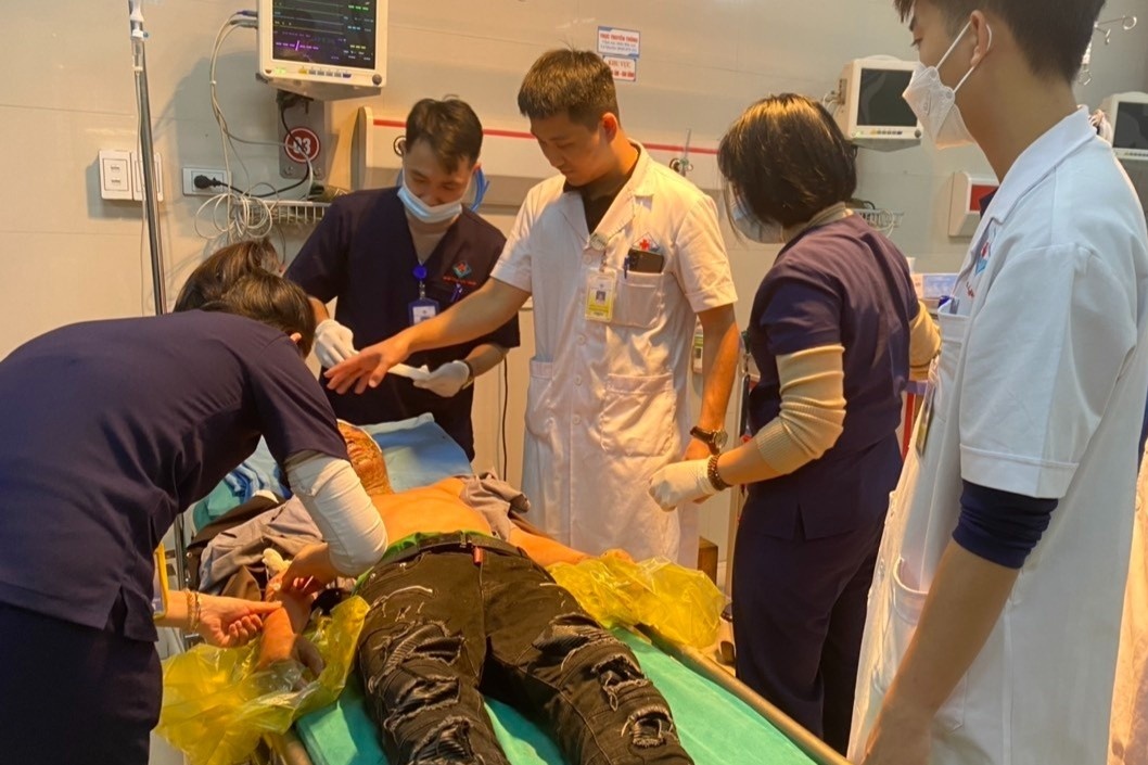 Tre 14 tuoi bien dang khuon mat sau khi dap la tri bong hinh anh