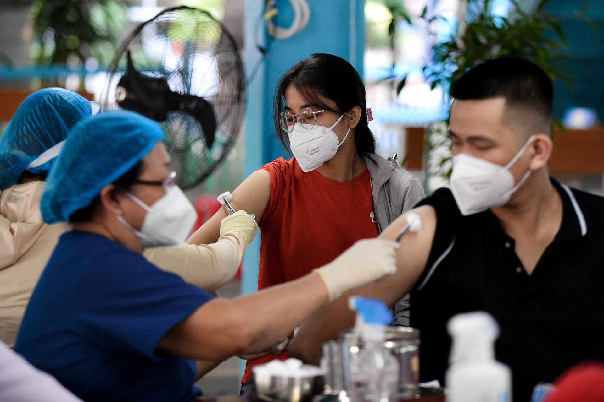 TP.HCM tiem vaccine Covid-19 xuyen Tet hinh anh