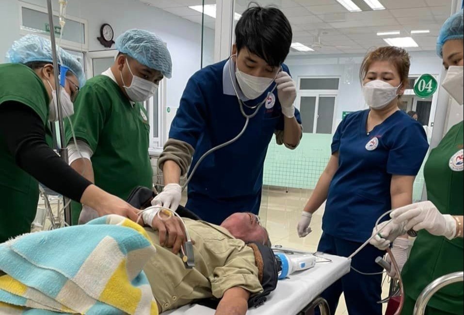 Nguoi dan ong nguy kich do hoc doan long luoc dai 25 cm hinh anh