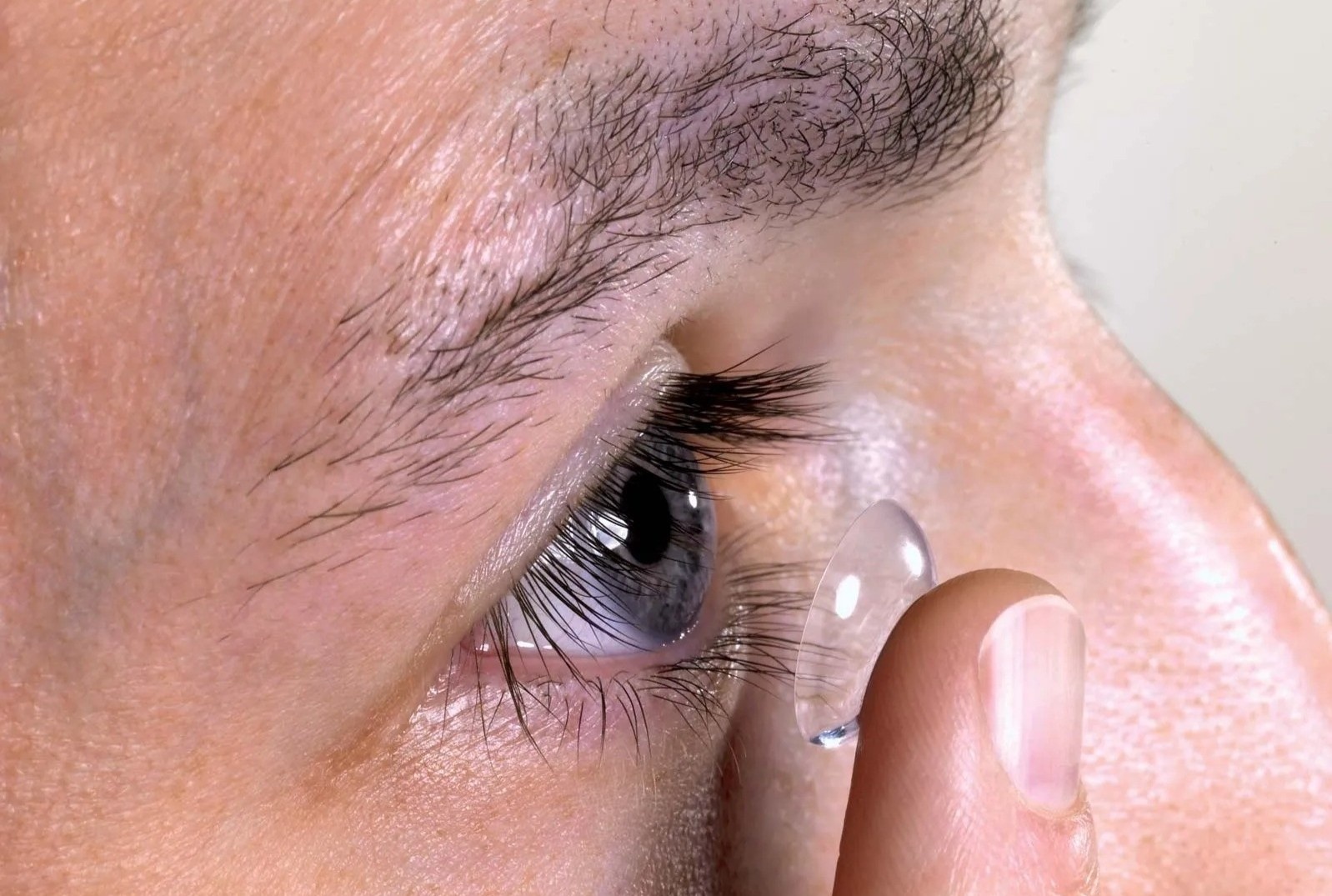 Thanh nien My mu mot mat do deo kinh ap trong khi ngu hinh anh