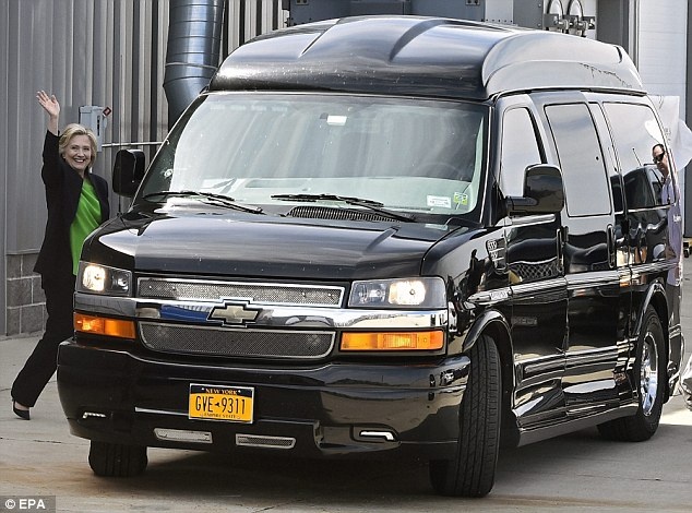 Sau khi chính thức xác nhận ứng cử tổng thống Mỹ vào ngày 12/4, bà Clinton đã tới bang Iowa là chặng dừng chân đầu tiên trong hành trình vận động tranh cử. Bà Clinton đi cùng các cố vấn thân cận trên chiếc  Chevrolet Express. Ảnh: EPA