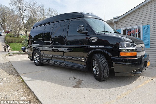 Jennifer Palmieri, giám đốc truyền thông trong chiến dịch tranh cử của bà Clinton, cho biết cựu ngoại trưởng Mỹ rất thích chiếc xe và đặt biệt danh cho nó là 