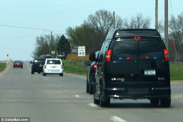 Ngoài chiếc Scooby chính chuyên chở bà Clinton, đội an ninh cũng sử dụng thêm một xe có vẻ ngoài tương tự để làm 