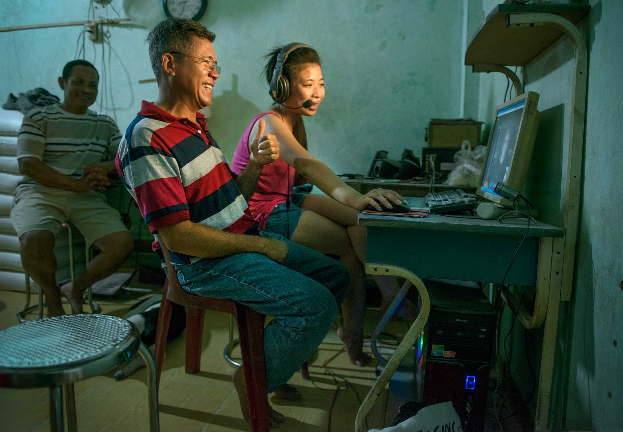 Anh Vo Huu Nhan nói chuyện với gia đình bên Mỹ qua máy tính.