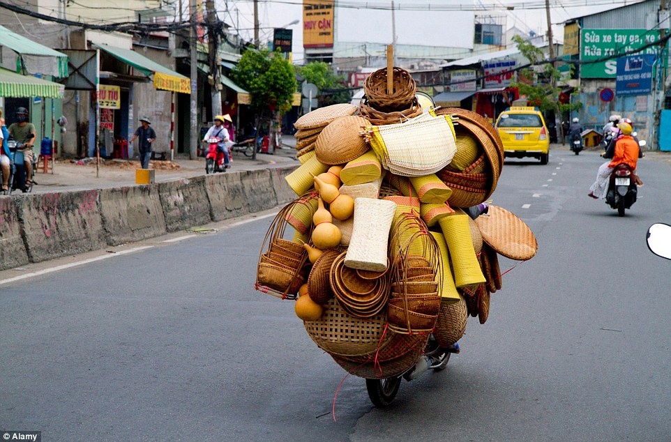 Một người đàn ông ở TP HCM chất những sản phẩm đan mây cồng kềnh lên xe máy để đi bán tại TP HCM. Nhiếp ảnh gia Lee cho rằng chính những hình ảnh này làm nên nét đặc trưng ở Việt Nam, cho thấy vai trò quan trọng của xe máy ở nhiều khía cạnh trong cuộc sống chứ không chỉ là phương tiện đi lại.
