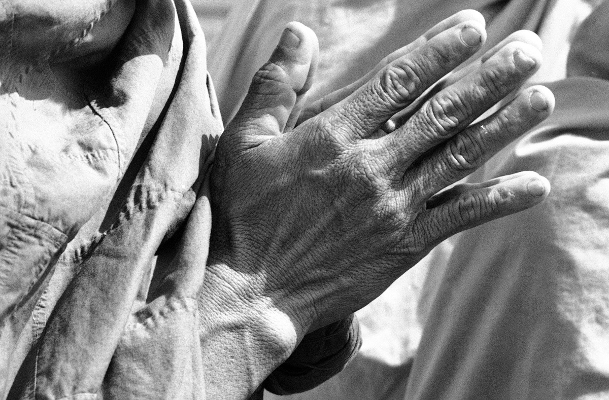 Nhà sư chắp tay trong một buổi cầu nguyện.