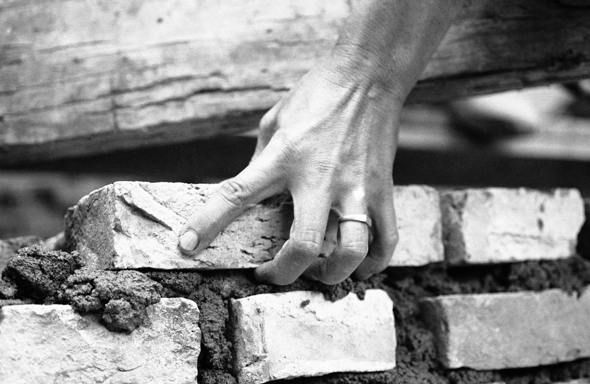 Một người phụ nữ đắp những viên gạch để sửa lại căn nhà ở Chợ Lớn, Sài Gòn vào năm 1968. Đây là lần sửa nhà thứ 3 của bà.