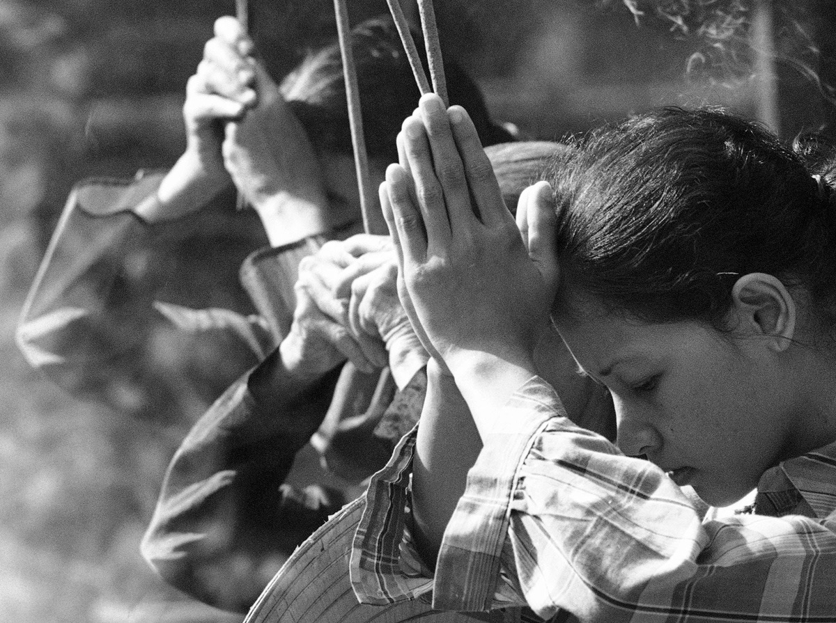 Những người Việt Nam chắp tay khấn lạy trong buổi cầu nguyện cho người thân đã mất.