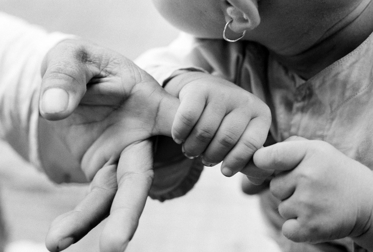 Em bé nắm lấy bàn tay người lớn. Bức ảnh chụp vào tháng 8/1968.