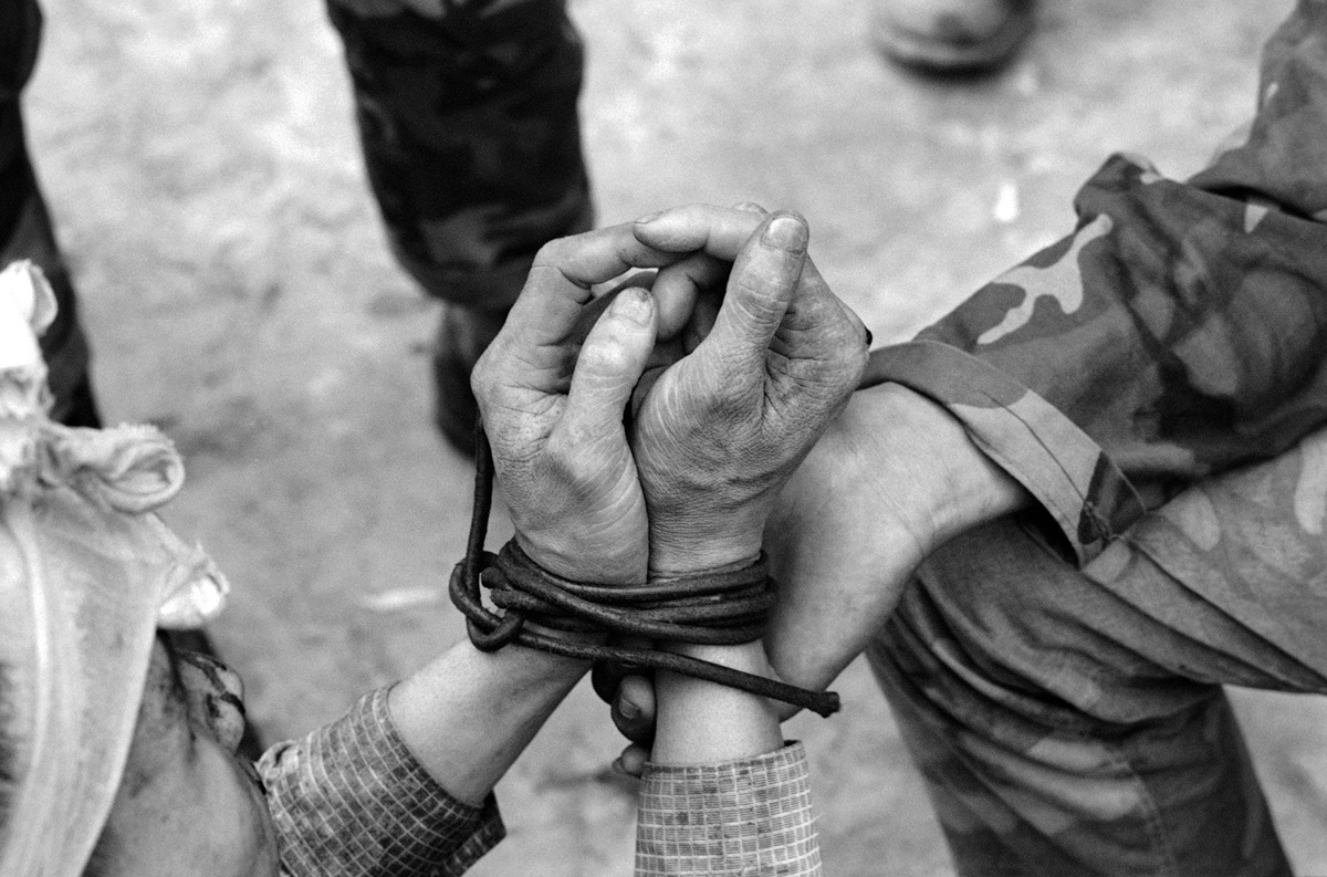 Binh sĩ Việt Nam Cộng hòa bắt trói một người dân vào tháng 8/1968.