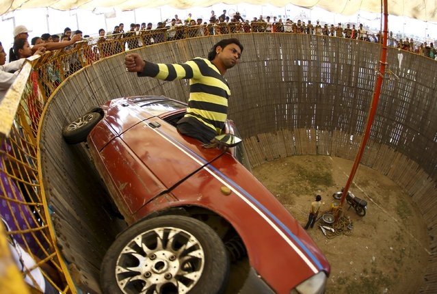 Dua xe trong 'gieng tu than' o Nepal hinh anh