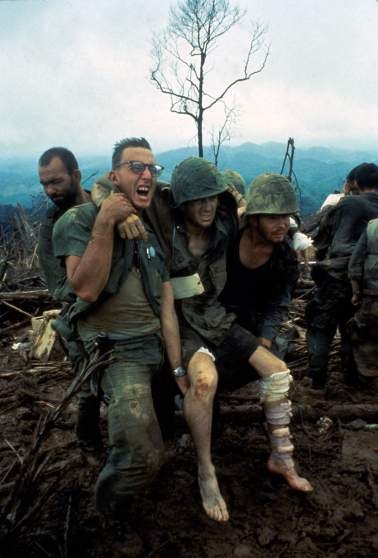 Để có những tấm hình chân thật về tổn thất của quân đội Mỹ khi tham gia vào cuộc chiến phi nghĩa tại Việt Nam, phóng viên ảnh Larry đã đánh đổi bằng chính mạng sống của anh. Theo Huffington Post, Larry qua đời năm 1966 khi máy bay chở anh và 3 phóng viên khác gặp nạn ở mặt trận tại Lào. Thảm kịch này tiếp tục nhấn mạnh những nguy hiểm mà các phóng viên chiến trường phải đối mặt.