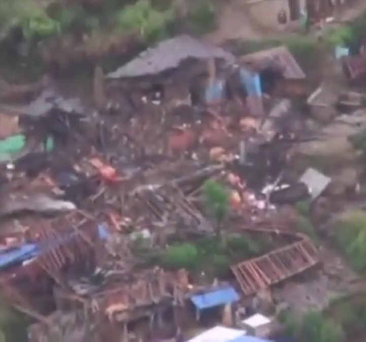 Người quay phim từ máy bay của Truyền hình Nepal quay cận cảnh một khu nhà đổ nát trên sườn đồi gần tâm chấn trong trận động đất ngày 27/4. Ảnh: Nepal TV