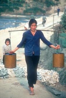 Một phụ nữ sống tại ngôi làng ở tỉnh Cao Bằng đang xách nước lên đồi.