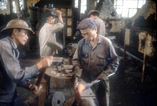 Hai người thợ đang làm việc tại một lò rèn ở Vinh năm 1980, nơi từng hứng chịu rất nhiều bom đạn của quân đội Mỹ.