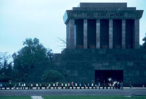 Nhiều người đã xếp hàng viếng thăm lăng Chủ tịch Hồ Chí Minh từ rạng sáng ngày 10/4/1980.