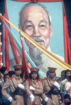 Một nhóm binh sĩ mang ảnh chân dung Bác Hồ trong cuộc diễu hành vào tháng 4/1980 tại Hà Nội.