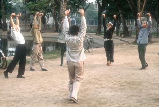 Người dân Hà Nội tập thể dục buổi sáng tại một công viên.