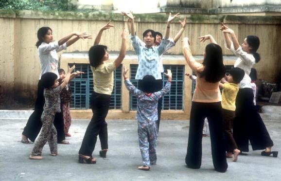 Những cô gái hướng dẫn các em nhỏ tập thể dục buổi sáng ở Hà Nội vào ngày 10/4/1980.