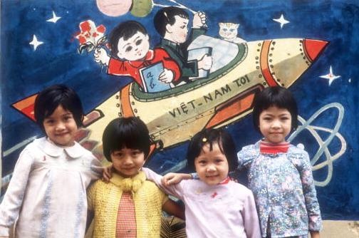 Những đứa trẻ đứng trước bức hình tàu vũ trụ tại một trường học ở Hà Nội.