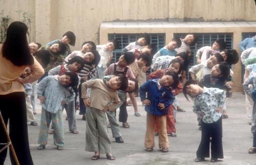 Cô giáo hướng dẫn các trẻ em khuyết tật tập thể dục buổi sáng trong ngôi trường ở Hà Nội.