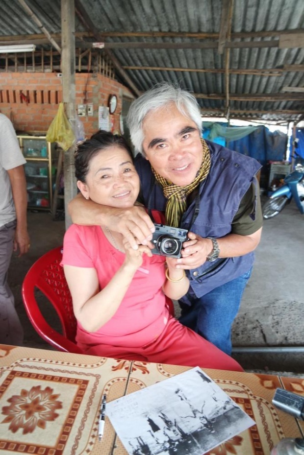 Ho Thi Hien gặp lại phóng viên ảnh Nick Ut tại quán cà phê ở Trảng Bàng. Ảnh: Guardian