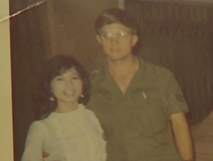 Bức ảnh duy nhất của ông Jim Reischl và bạn gái người Việt chụp trước ngày người lính Mỹ về nước. Ảnh: CBS