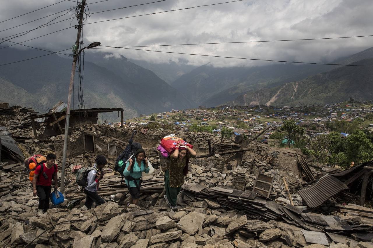 Người dân Barpak nhận hàng tiếp tế từ thủ đô Kathmandu. Ảnh: WSJ