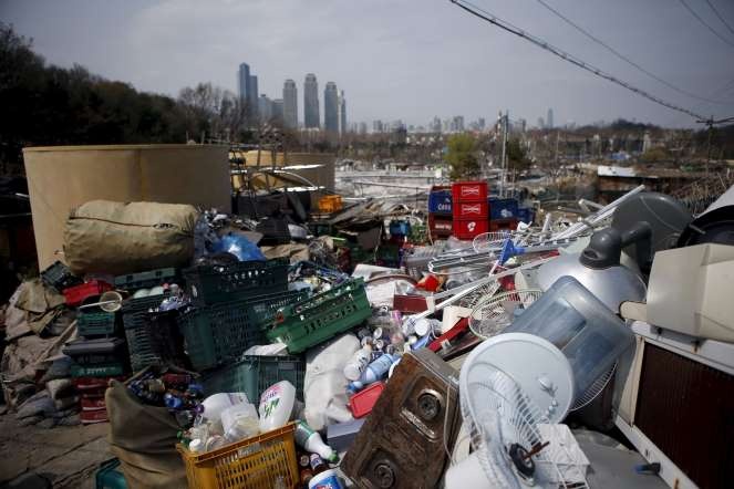 Người công nhân trở về nhà tại khu ổ chuột sau khi ông kết thúc một ngày làm việc. Tháng 12/2014, chính quyền Seoul và quận Gangnam nhất trí về kế hoạch xây dựng hàng nghìn nhà ở dành cho người thu nhập thấp.