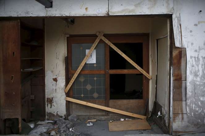 Chính quyền địa phương phong tỏa một căn nhà ở khu Guryong. Seoul sẽ giải tỏa toàn bộ khu ổ chuột này trong mùa hè.