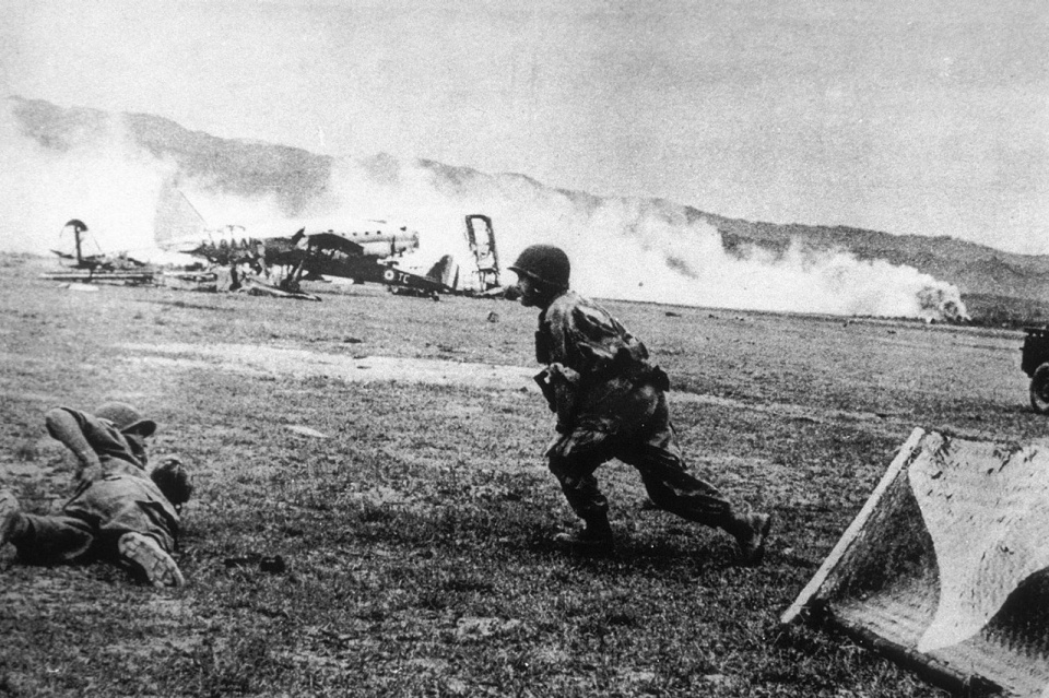 Một máy bay Pháp rơi xuống mặt đất sau khi nó trúng pháo phòng không của bộ đội Việt Nam. Việc người dân Việt Nam có thể di chuyển những khẩu pháo vượt qua núi đồi và tiến vào các cứ điểm chiến lược của Pháp khiến binh sĩ nước này kinh ngạc. Đợt 2 của chiến dịch bắt đầu từ ngày 30/3 đến 30/4, tiến công vào các cứ điểm phía đông. Đây là đợt tấn công quyết liệt nhất giữa hai bên.