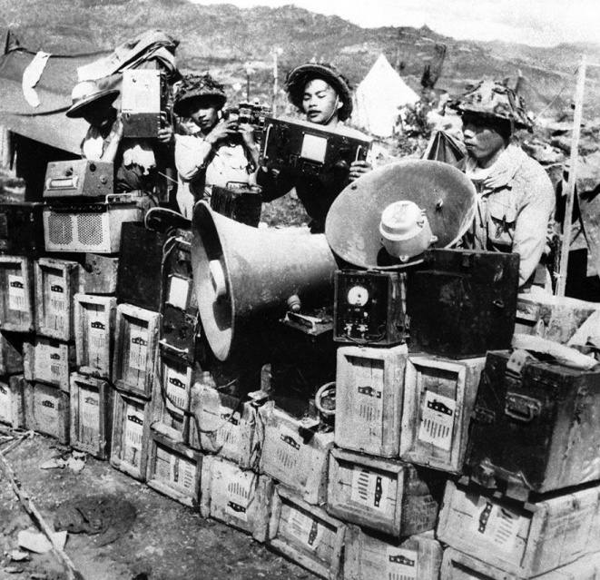 Bộ đội Việt Nam phát loa kêu gọi binh lính Pháp đầu hàng. Bên cạnh các chiến lược tấn công, việc áp dụng biện pháp binh vận hiệu quả cũng góp phần vào chiến thắng của bộ đội Việt Nam, đồng thời giảm thiểu thương vong cho cả hai bên.