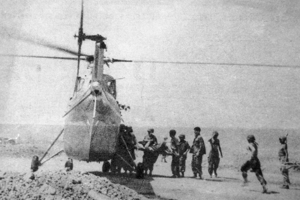 Trực thăng Pháp sơ tán những binh sĩ bị thương trong trận chiến.