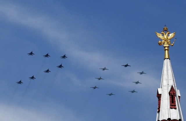 Các máy bay quân sự MiG29 và Su-25 tạo thành số 70 nhằm vinh danh các cựu binh tham dự lễ kỷ niệm chiến thắng phát xít.